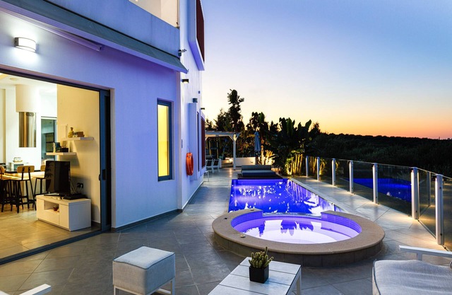 Villa Chara! Piscine chauffée, jacuzzi extérieur, salle de gym, ping-pong, aire de jeux et vélos!