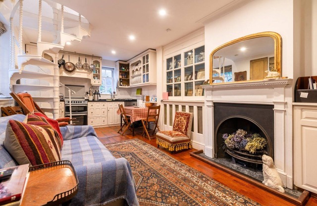 Character Cottage In Historic Hampstead