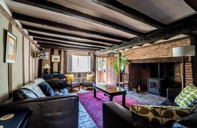 A cosy, charming & rural Suffolk cottage, a short stroll from walks & gastro pub