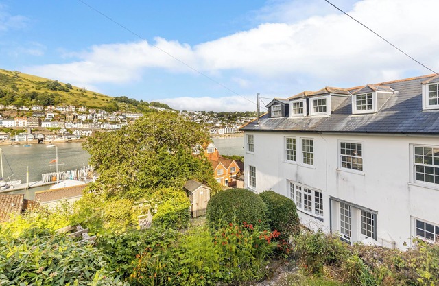 Character cottage with stunning views, sleeps 4, 1 dog. AONB on SW coast path
