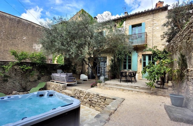 Demeure de caractère entre tradition et modernité avec jacuzzi aux portes d'Uzès