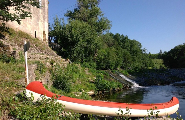 Propriété de caractère en bord de rivière avec piscine, parc et plage privée