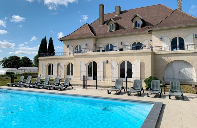 Villa de caractère avec grande piscine dans havre de paix à 5min des commodités