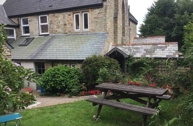 Characterful cottage 10 minutes walk into town, pet friendly!