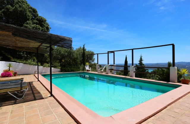 Cortijo andalou élégant et plein de caractère - immense piscine et vue panoramique sur le lac et la mer
