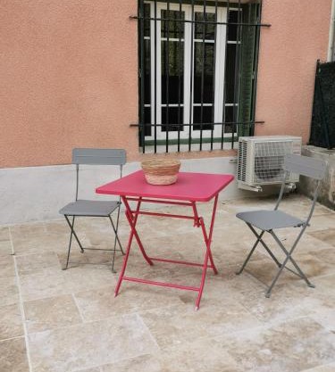 Charbon studio climatisé parking terrasse