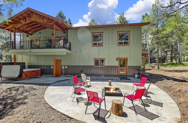 Charismatic McCall Cabin w/ Hot Tub, Pool Table, EV Charger
