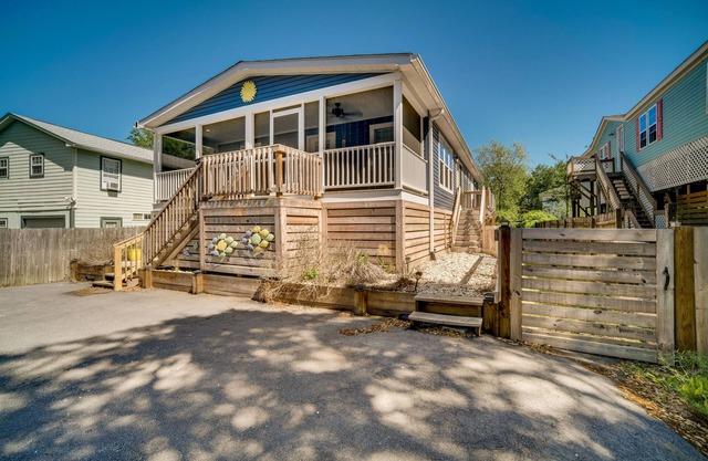 Charleston Home w/ Porch - 3 Mi to Folly Beach!