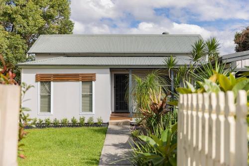 Charlestown Cottage - Relaxed Stay in Lake Macquarie