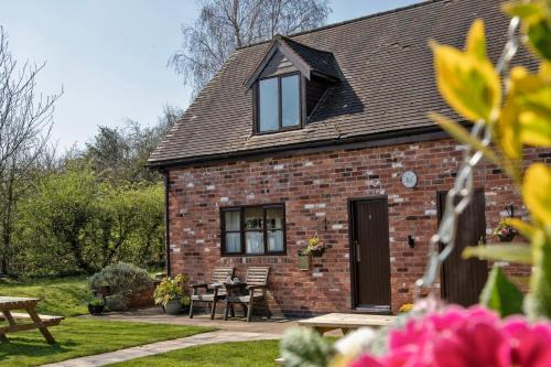 Charlie's Cottage with Alpacas and 7mins drive to Alton Towers