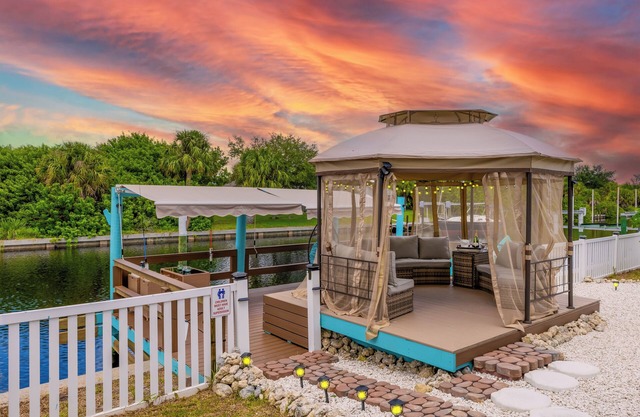 Charlotte Shores Hideaway/Fishing Doc/Kayaks/ Heated Pool/Bar