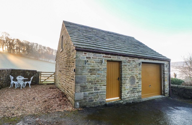 CHARLOTTE’S COTTAGE, family friendly, with a garden in Hathersage