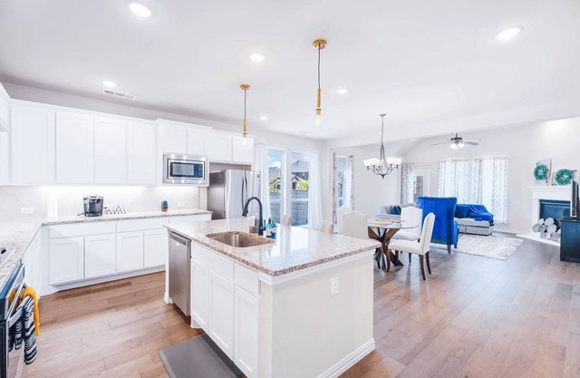 Charm in Little Elm 4-BR, 3 Baths, Easy Vibes