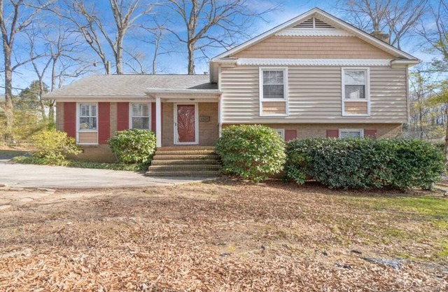 Charm of Southpark - 4 Beds & Backyard