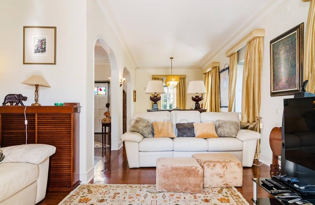 Charm Villa in Parede, few meters from the Beach. Beautiful garden with Jacuzzi