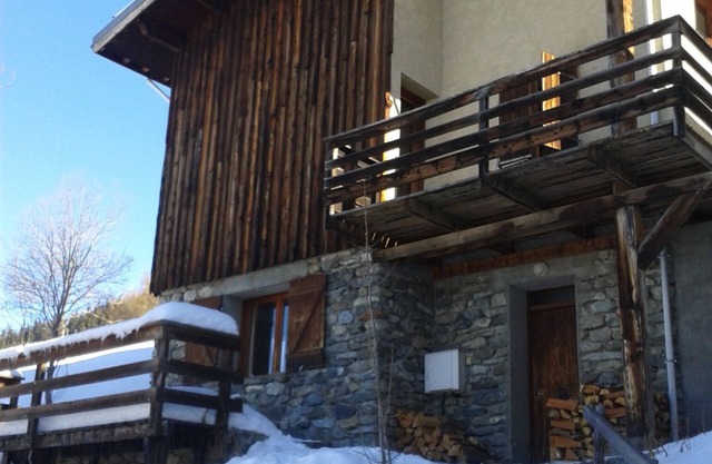 Charmant chalet skis aux pieds dans vieux hameau d'origine avec 2 appartements