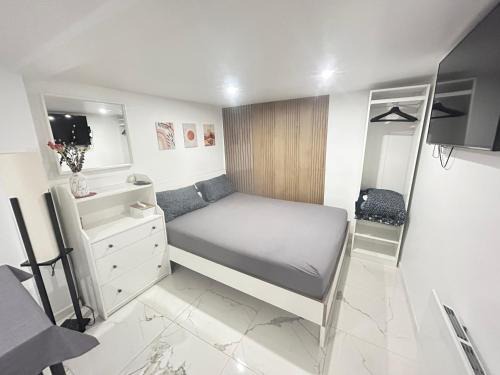 Charmant studio neuf et meublé