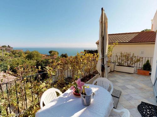 Charmant studio rénové avec terrasse, climatisation et WiFi gratuit - FR-1-196-166