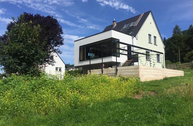Charmantes Fünfziger Jahre Ferienhaus mit Traumblick ins Flußtal