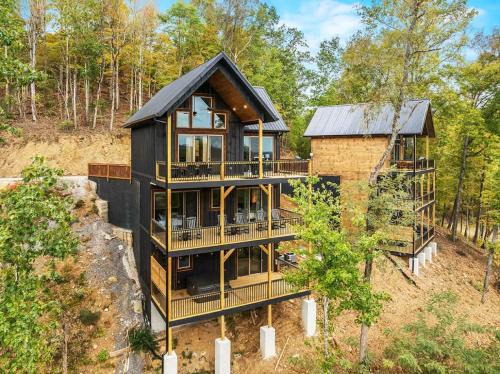 Charmed Waters Cottage - Family Lake Getaway