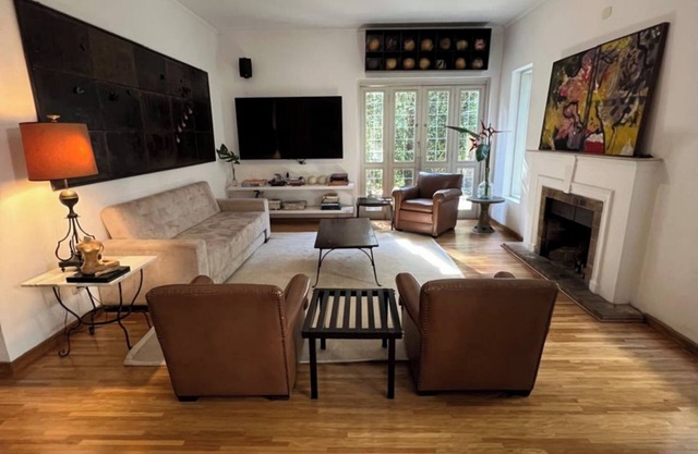 Charming House with 4 Suites in JD Europa