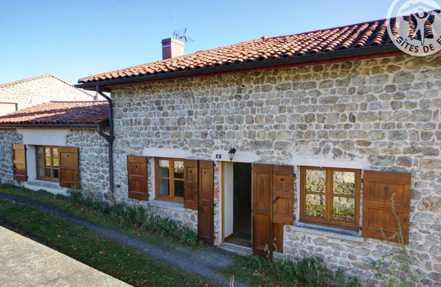 Gîte cosy et lumineux avec fourneau, terrasse, parking, proche de Montbrison, accepté animaux