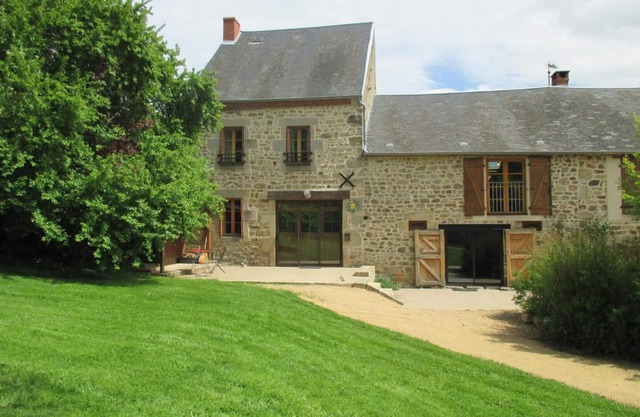 Grande maison en pierres avec jardin clos, proche des stations thermales et des Volcans d'Auvergne