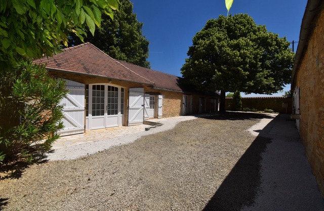 Maison en pierres de charme avec piscine chauffée à partager et parc paysager