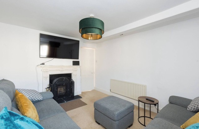 Charming 3BD Home in Town Centre