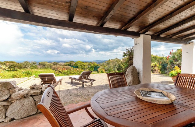 Charmante "Villa Vista Mare Santa Teresa" au vert avec vue sur mer, jardin et terrasse