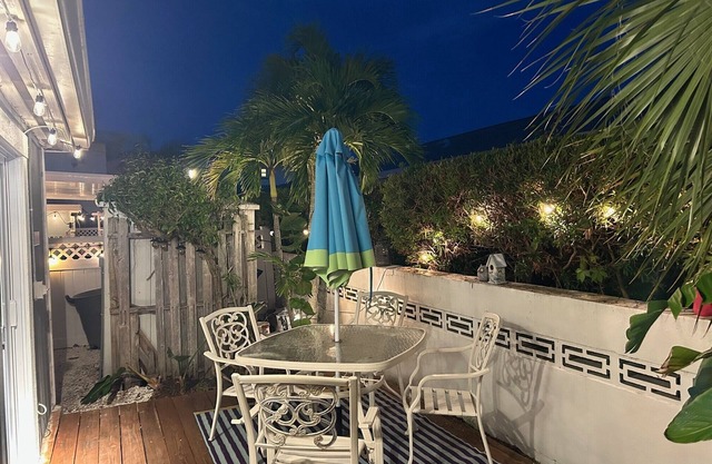 Charming 1 /1 bath 100 feet to Beach Cable, WiFi AC, Utilities Redington Shores
