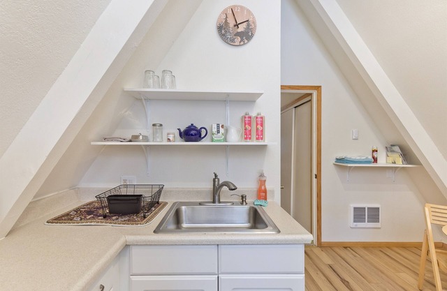 Charming 1 Bed Chalet 5 min. walk to The Village!