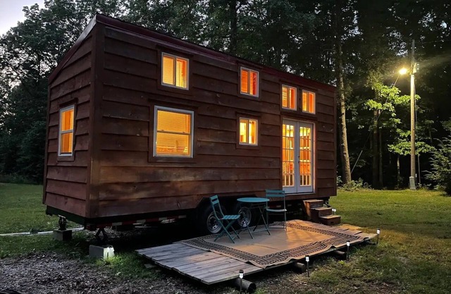 Charming 1-Bed Tiny House: Oasis with Patio & WiFi- Isha Inst only 9 min away