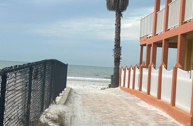 Charming 1-bedroom1 -bath Place 100 steps to the beach Redington Shores, FL