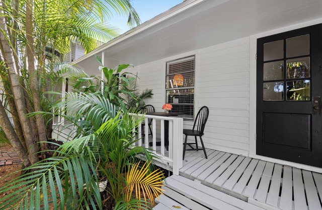 Charming 1-bedroom cottage in a Tropical Setting in West Palm Beach