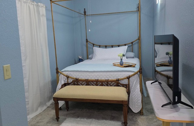 Charming 1-bedroom apartment with WiFi and AC in delightful Port Charlotte