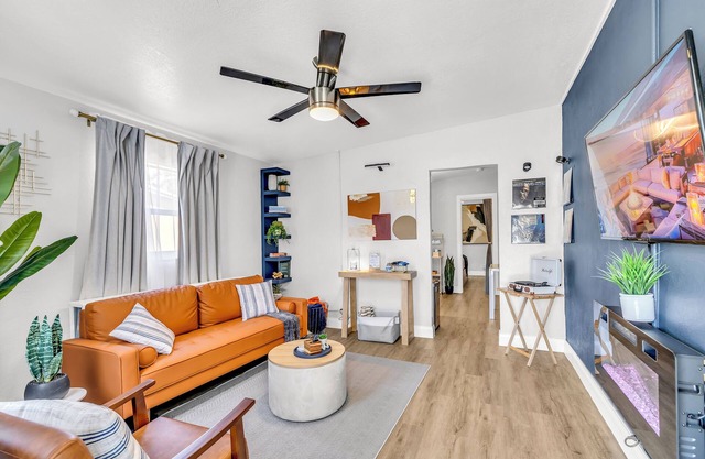 Charming 1-bedroom house with WiFi and AC in less than 4 miles from the beach!