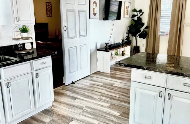 Charming 1-bedroom house in delightful Port St. Lucie with WiFi, AC and POOL!!