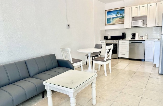 Charming 1-bedroom house in pleasant St. Petersburg w/ Dock & Free Kayaks