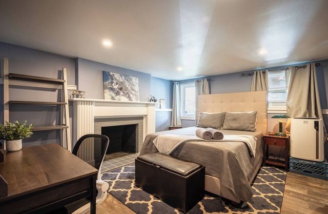 Charming 1-bedroom 1 Bedroom Suite - 1 Block From Green Lake with WiFi, AC/Heat