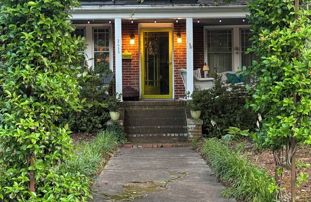 Charming 1 bedroom 1926 apt in historic Lindley Park is close to everything.