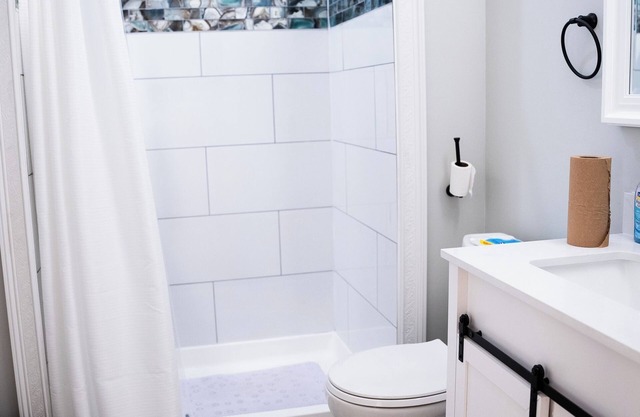 Charming 1-bedroom apartment with WiFi, AC in enchanting Fall River