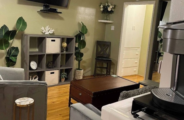 Charming 1-bedroom apartment with WiFi, AC in pleasant Long Beach