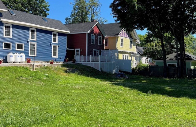 Charming 1-bedroom apartment in Rockland. Sleeps 4 with pull out couch .
