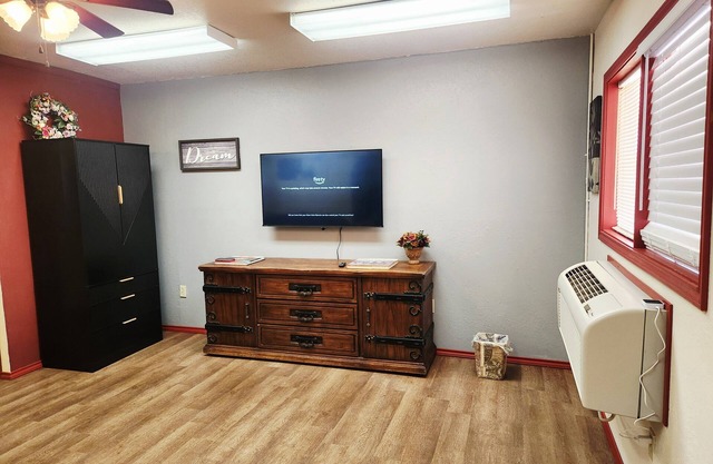 Charming 1-bedroom apartment in welcoming white mountain lakes with WiFi, AC