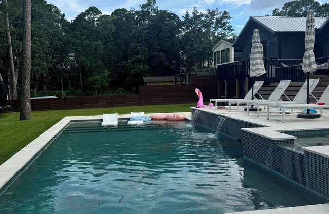 Charming 1-bedroom Bayfront cottage with dock access in Niceville