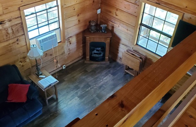 Charming 1-bedroom cabin in Winona. Close 50 minutes to Starkville for games.