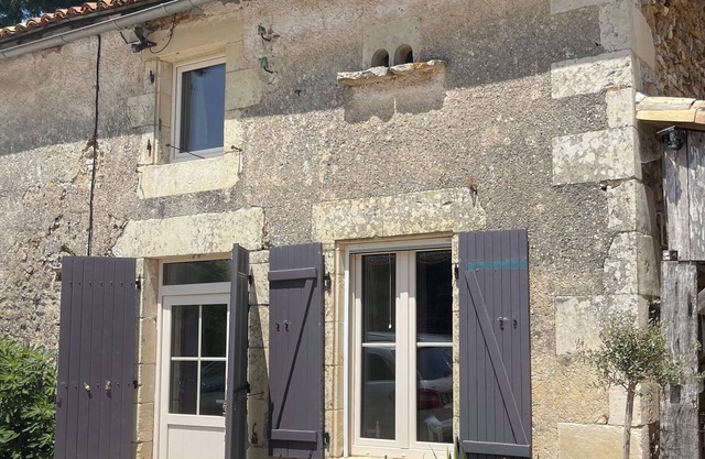 Charmant gite d'une chambre à Brux, parfait pour une escapade rurale sereine