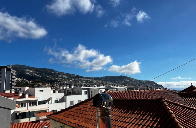 Charming 1-bedroom cozy house in center of fabulous Funchal with WiFi