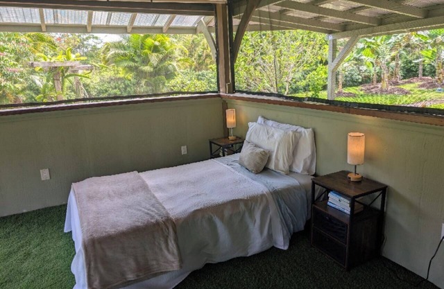 Charming 1-bedroom Glamping Getaway in Pāhoa with WiFi